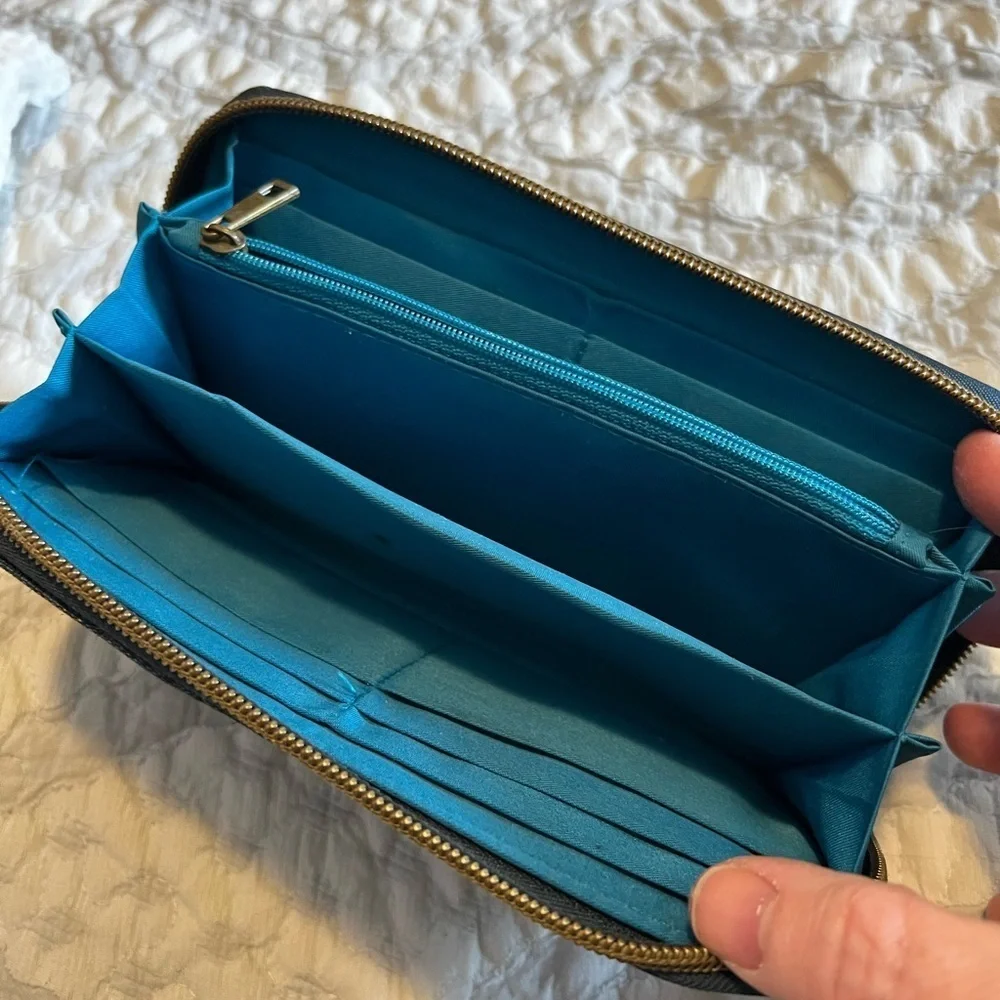 Travelon pretty wallet